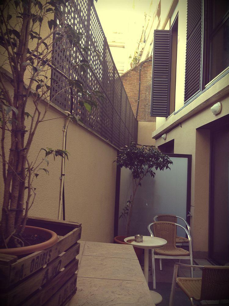 Don Moustache Boutique Hostel Барселона Екстериор снимка